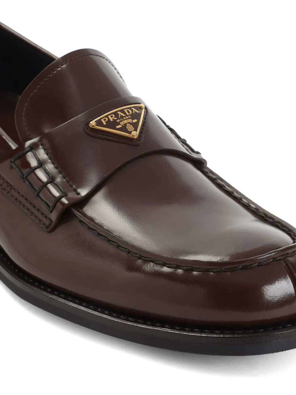 Prada Loafers met logoplakkaat Bruin