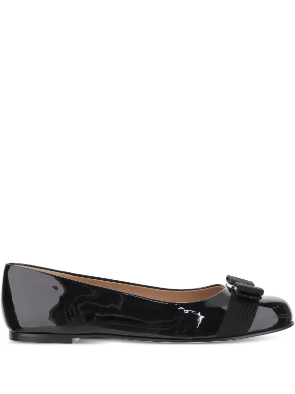 Ferragamo ブラック フラットシューズ ヴァラリボン Ferragamo ヴァラリボン フラットシューズ | ブラック | FARFETCH JP