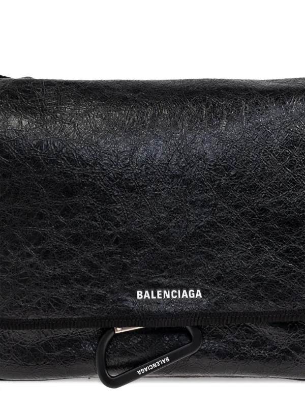 国内正規品 定価17万円 BALENCIAGA Explorer レザーバッグ Explorer leather pouch with strap in black - Balenciaga