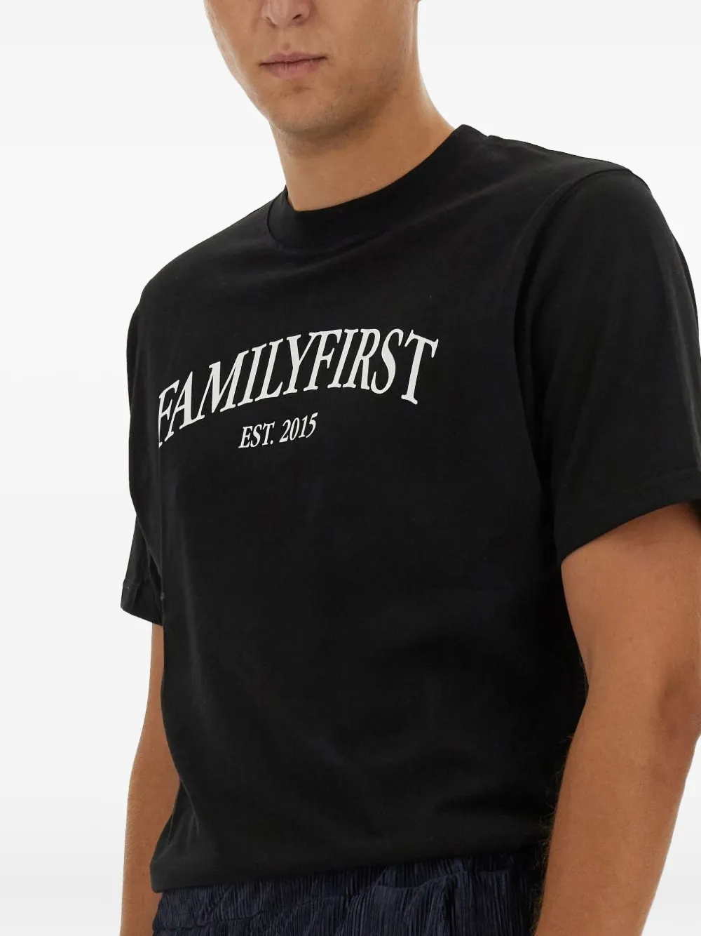 Family First T-shirt met logo Zwart