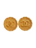 CHANEL Pre-Owned 1994 CC Mark round clip-on earrings - Gold