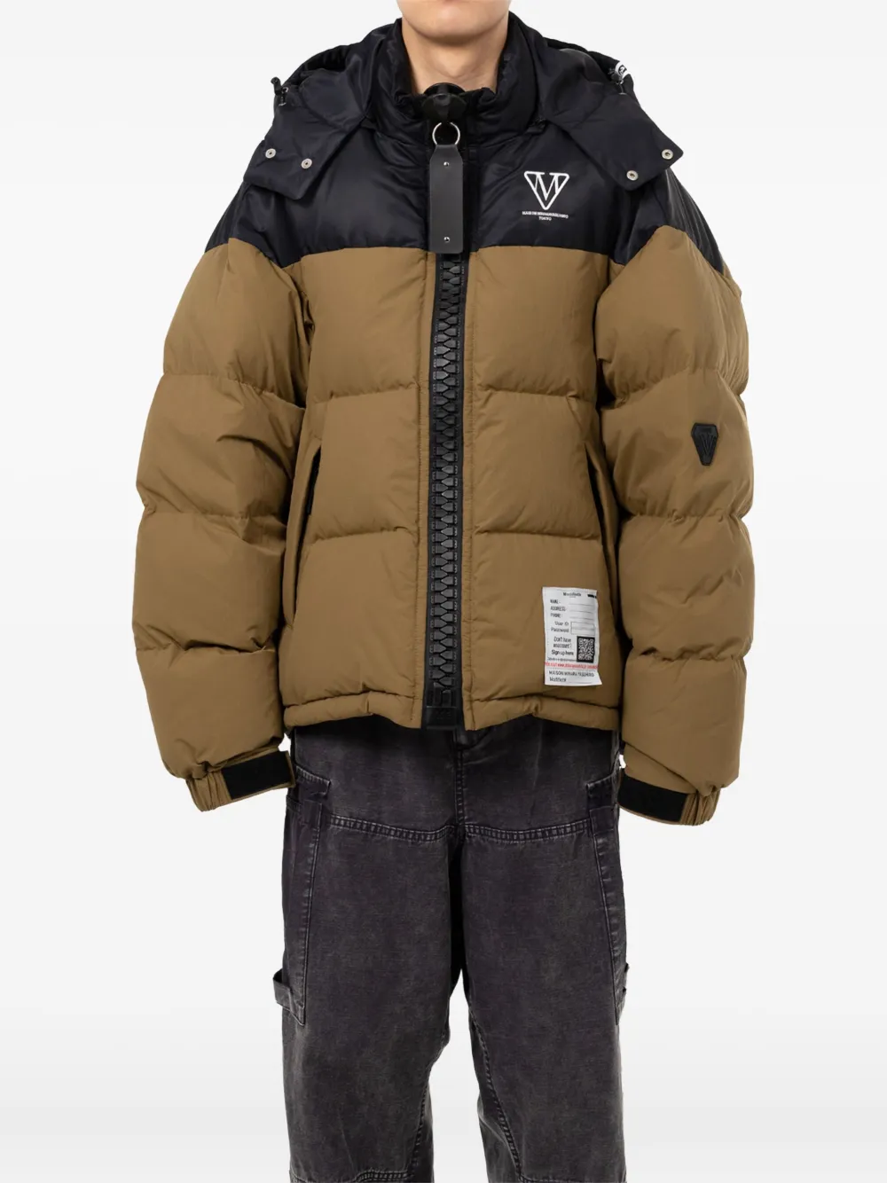 Maison MIHARA YASUHIRO chamarra con diseño de dos tonos con capucha | Chamarras con plumón y capitonadas | Image 2