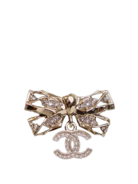 CHANEL Pre-Owned 2024 vergoldete CC Bow Brosche mit Kristallen