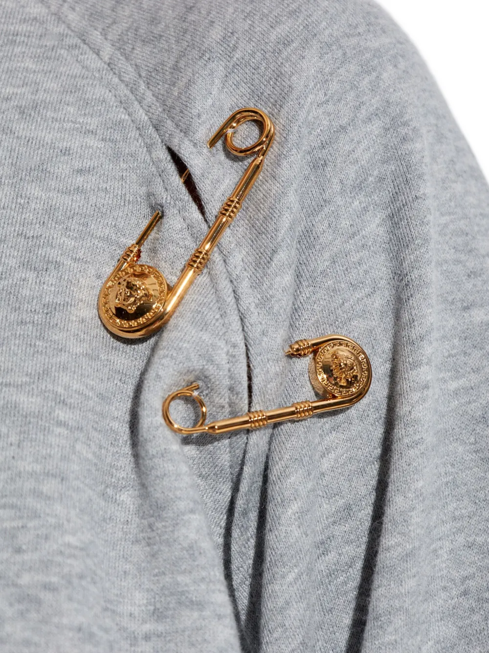 Versace Sweater met veiligheidsspeld en raglan mouwen Grijs