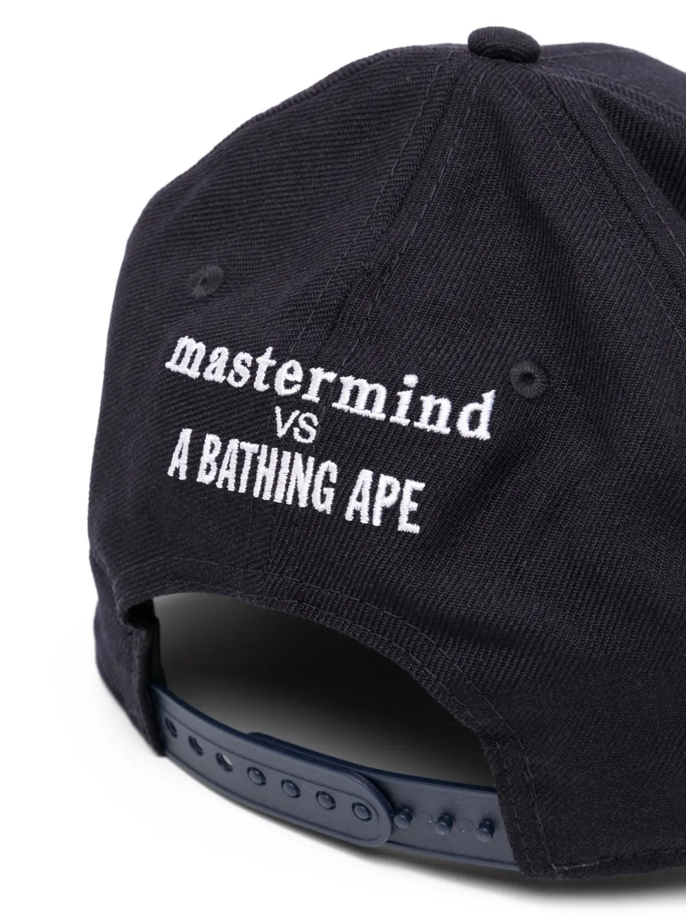 Mastermind Japan x A Bathing Ape pet met geborduurd logo - Zwart