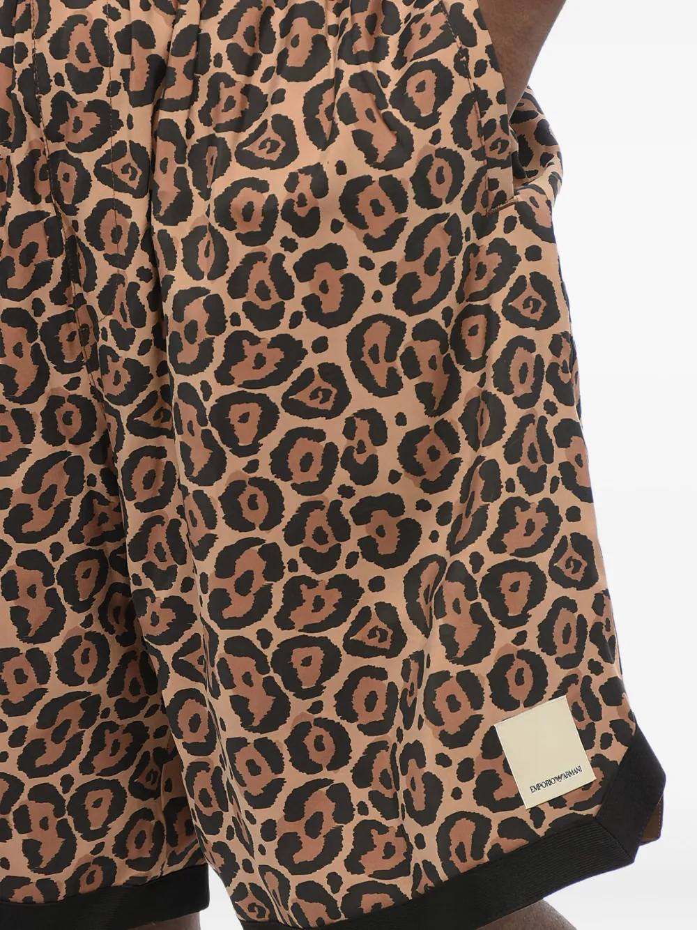 Giorgio Armani Shorts met elastische taille en dierenprint Bruin