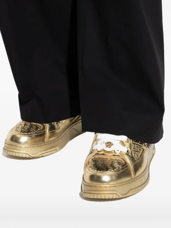【注目】VERSACE グレカロゴ レザースニーカー Versace グレカ レザースニーカー | ゴールドトーン | FARFETCH JP