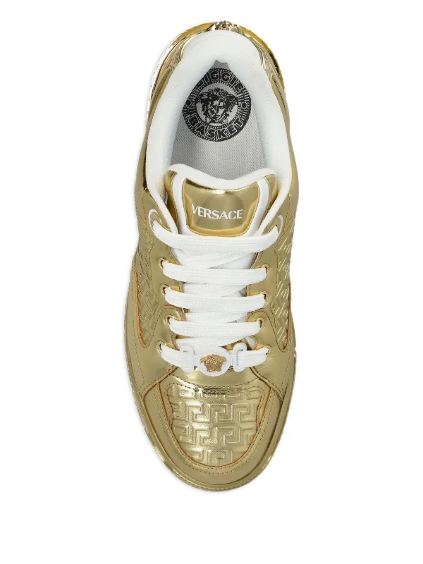 【注目】VERSACE グレカロゴ レザースニーカー Versace グレカ レザースニーカー | ゴールドトーン | FARFETCH JP