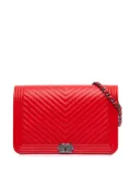 CHANEL Pre-Owned 2017-2018 Chevron Calfskin Boy Wallet On Chain crossbody bag - Red
