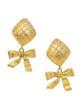 CHANEL Pre-Owned 1990s bow rhombus clip-on earrings - Gold