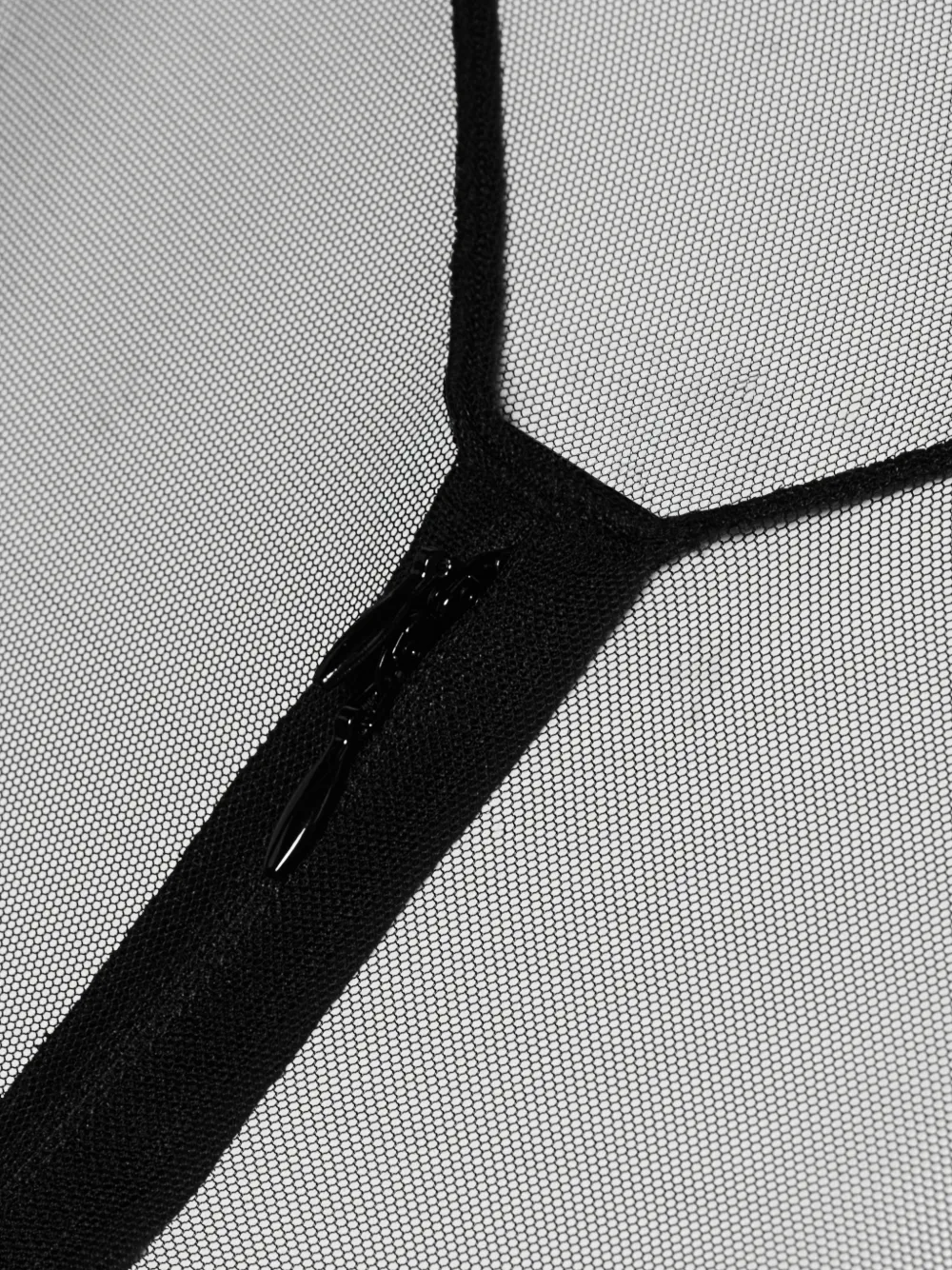 Maison Close Pure Tentation mesh catsuit Zwart