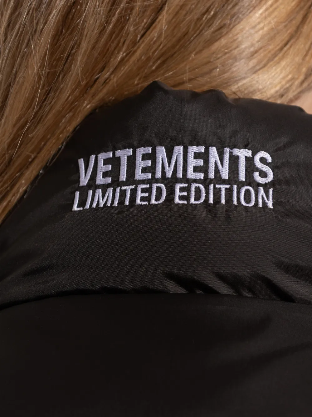 VETEMENTS Donsjack met geborduurd logo Zwart