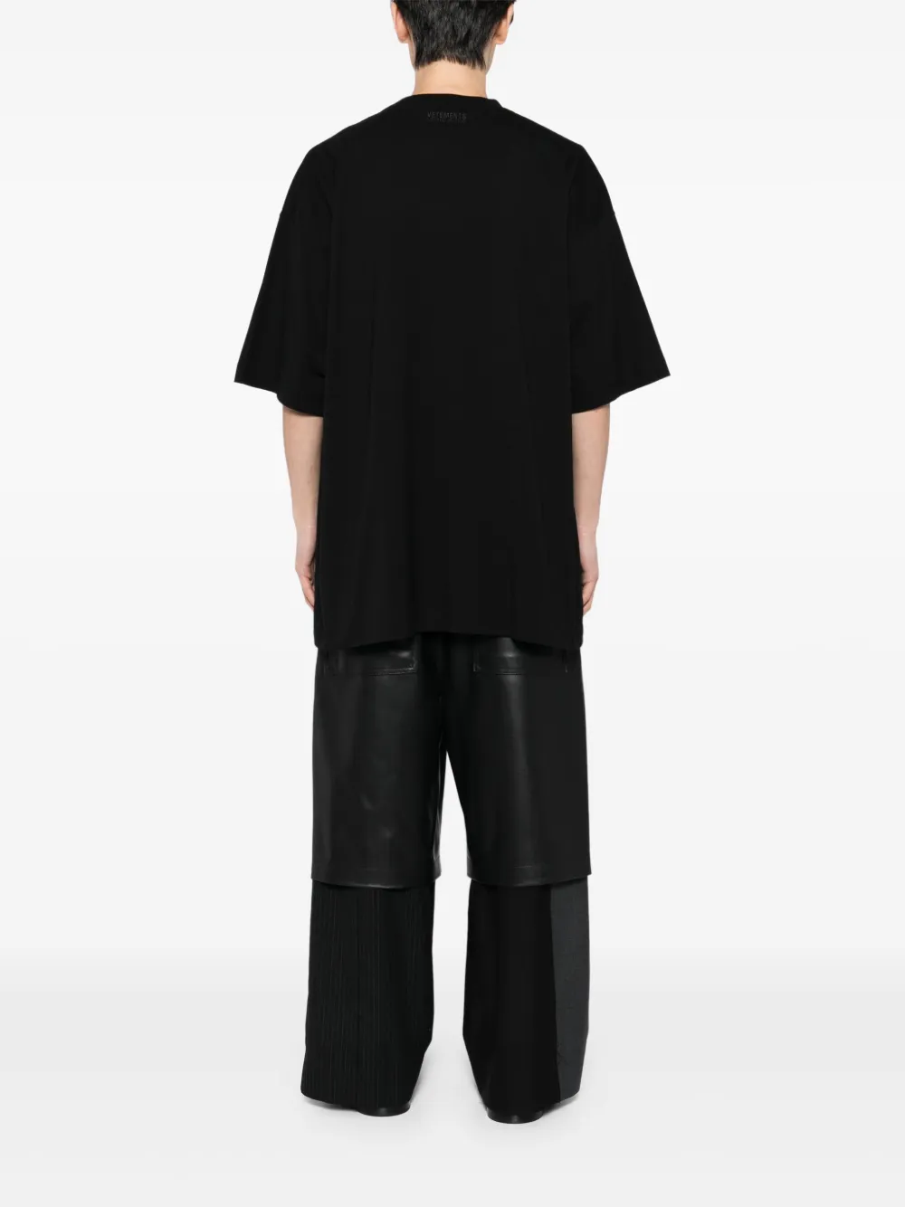 【新品】vetements スタッズトリム Tシャツ VETEMENTS スタッズトリム Tシャツ | ブラック | FARFETCH JP