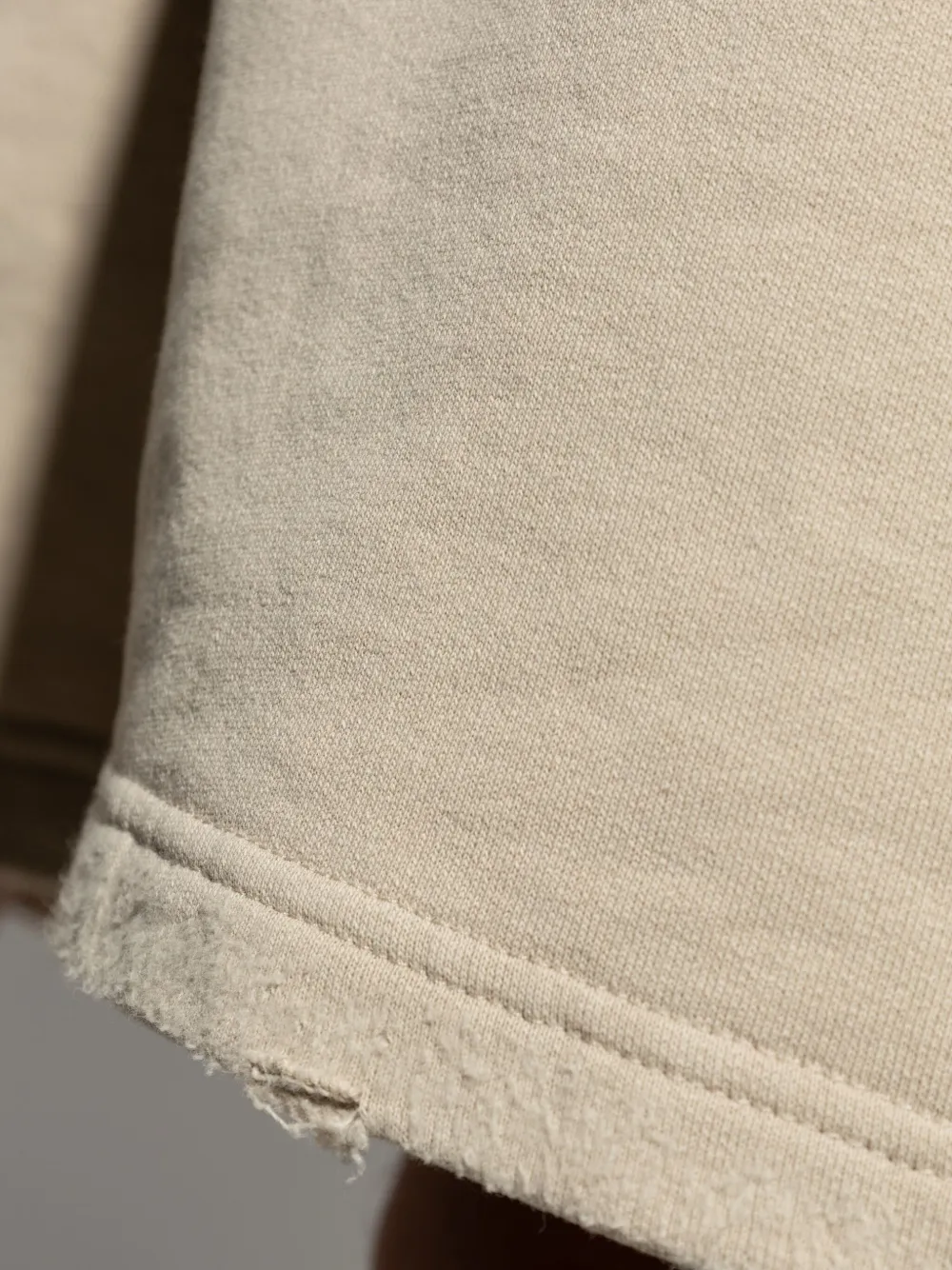 Balenciaga Bermuda shorts met geborduurd logo Beige