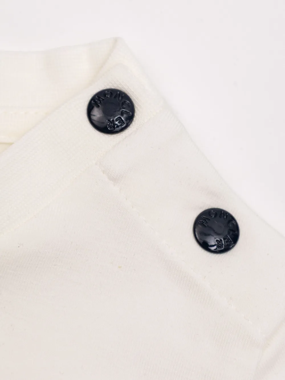 Moncler Enfant T-shirt met logoplakkaat en knoopsluiting Wit