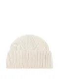Moncler ribbed logo-patch beanie - White