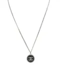 CHANEL Pre-Owned 2006 Silver Enamel CC Round Pendant Necklace costume necklace - Black
