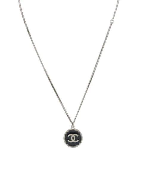 CHANEL Pre-Owned قلادة فضة بدلاية بشعار CC مستديرة وطلاء لامع 2006