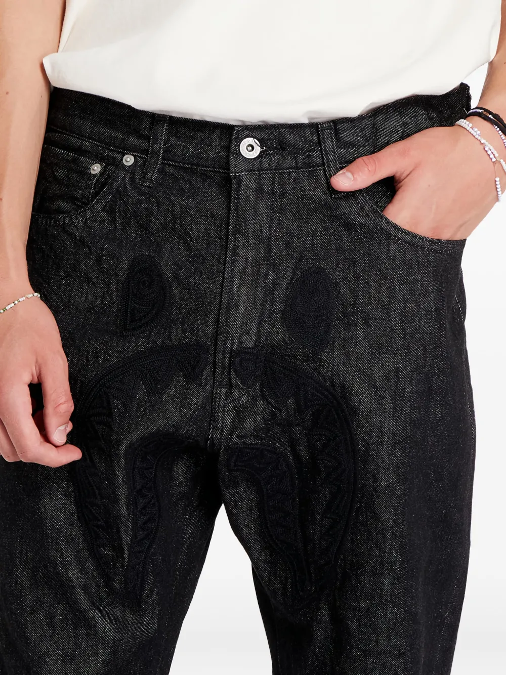 A BATHING APE Jeans met geborduurde haaienkop Zwart