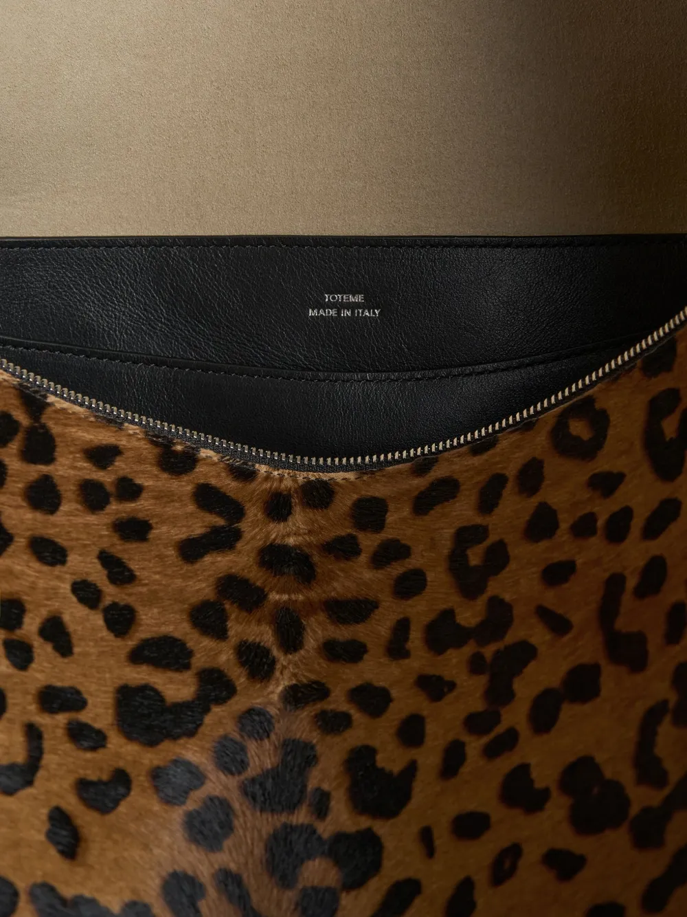 TOTEME Schoudertas met ponyhaar Bruin