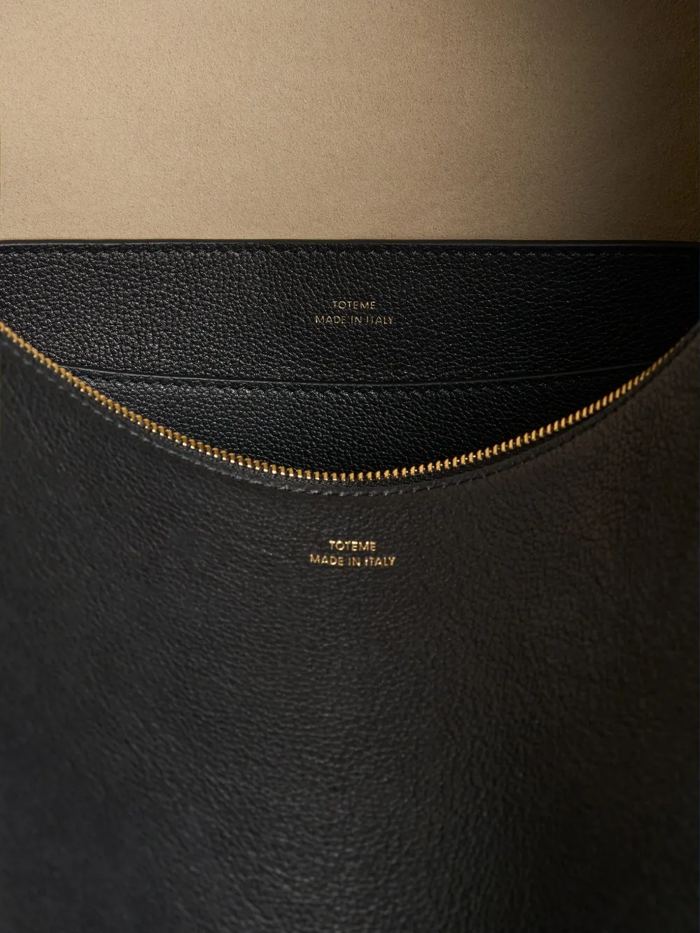 TOTEME Schuine schoudertas Zwart