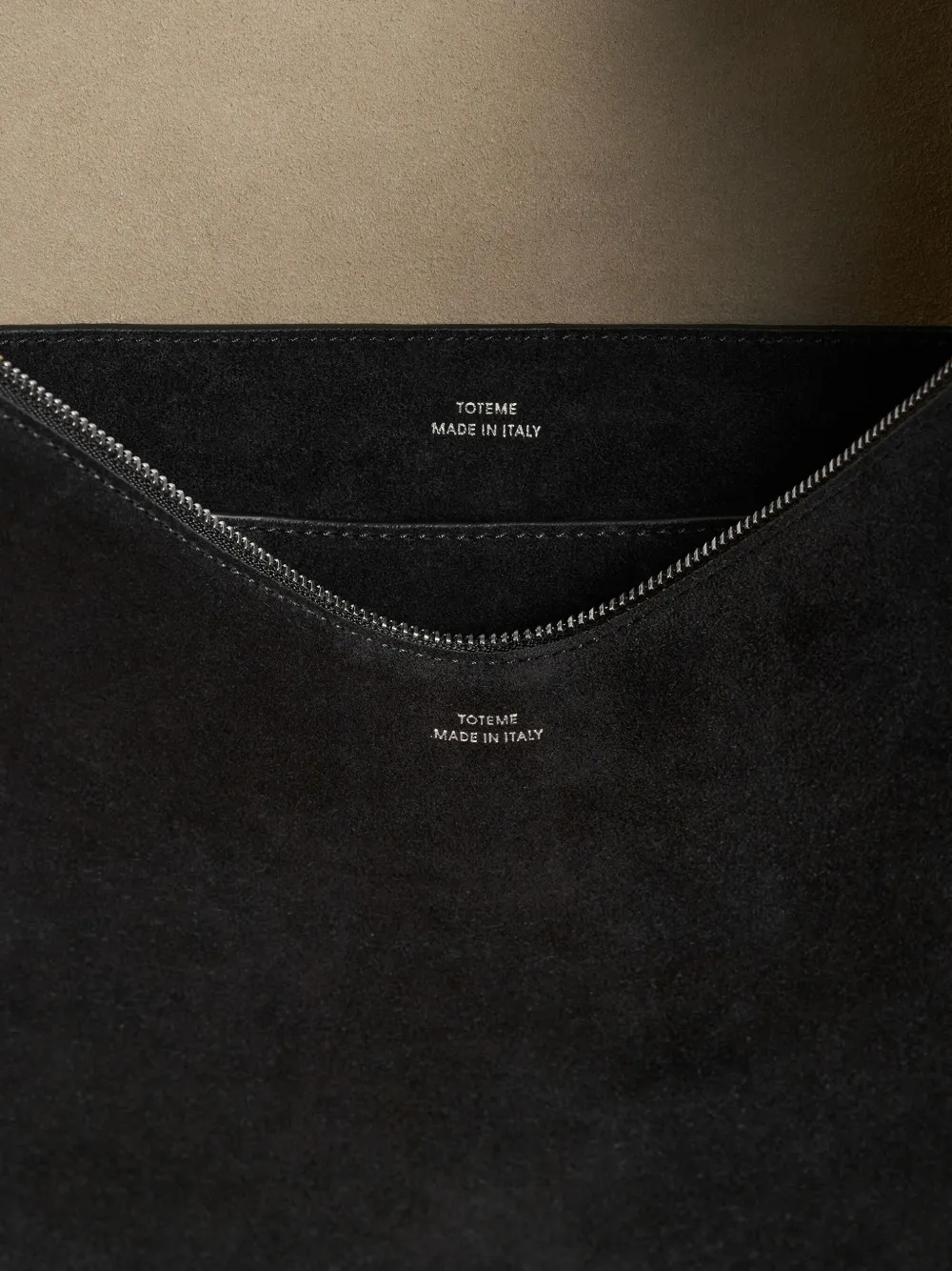 TOTEME Suède schoudertas Zwart