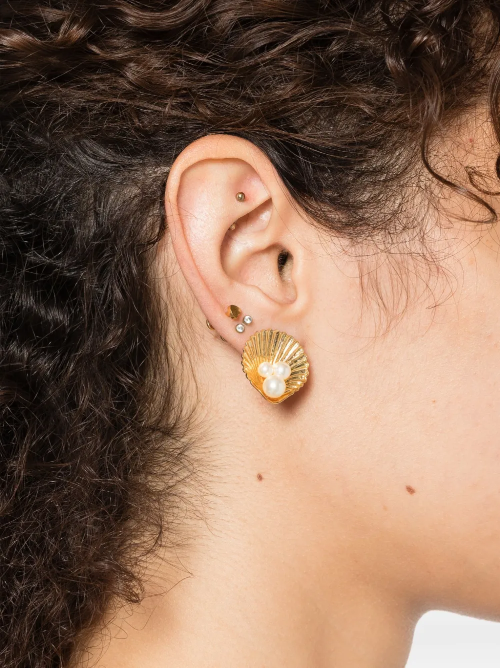 Jennifer Behr Maricela oorbellen met schelpen en parels - Goud