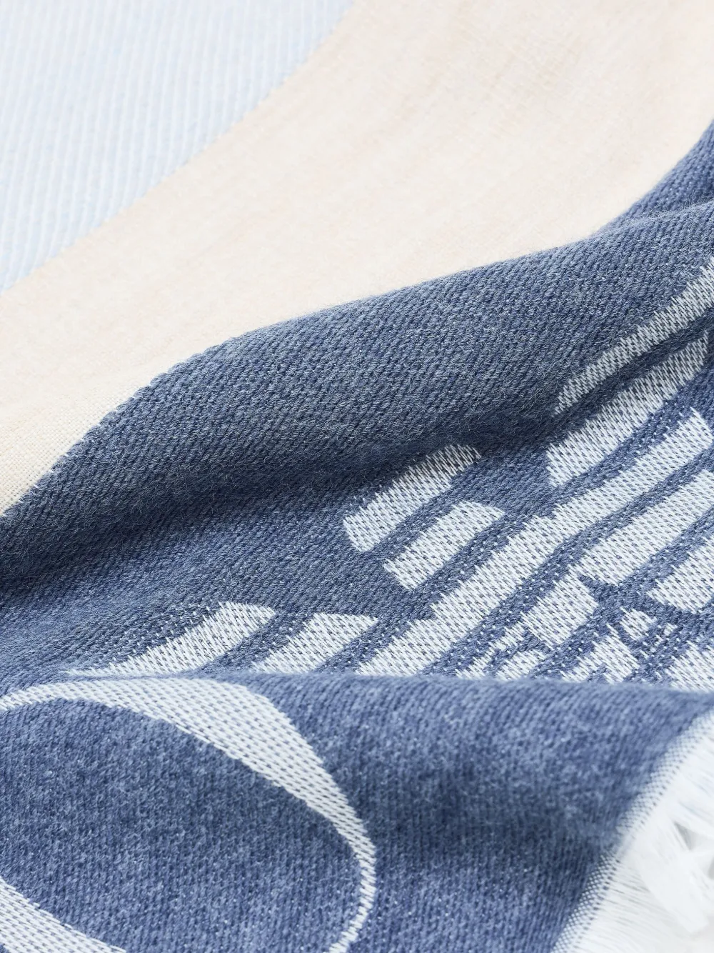 Emporio Armani Gestreepte sjaal met verfraaid logo Blauw