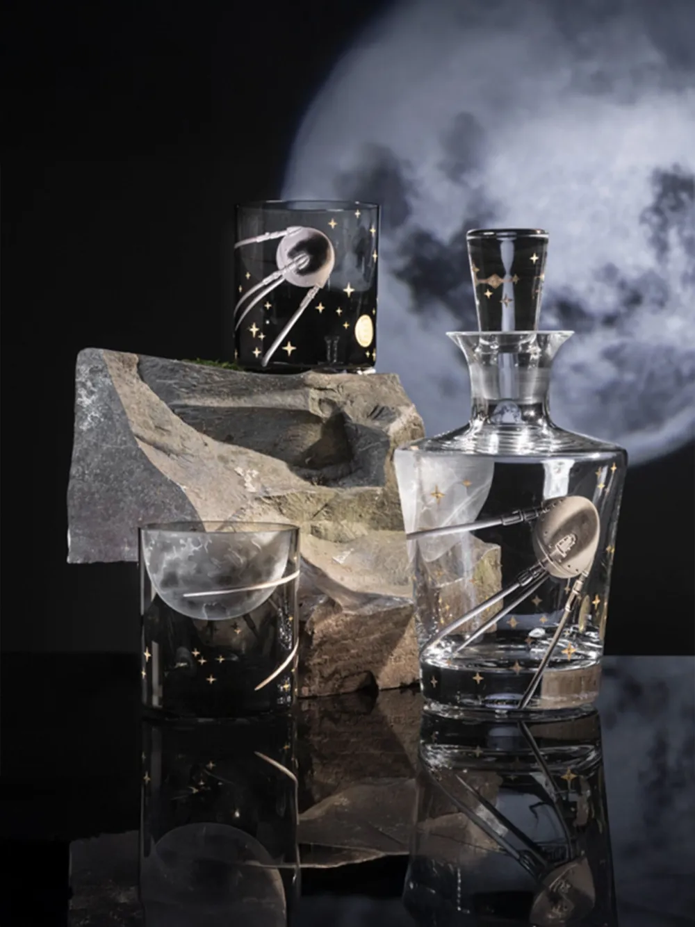 Artel Space Race Sputnik-motif decanter (1L) | Barware | Image 2
