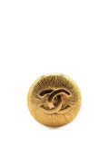 CHANEL Pre-Owned 1970-1980 Gold Plated CC Round Brooch costume brooch