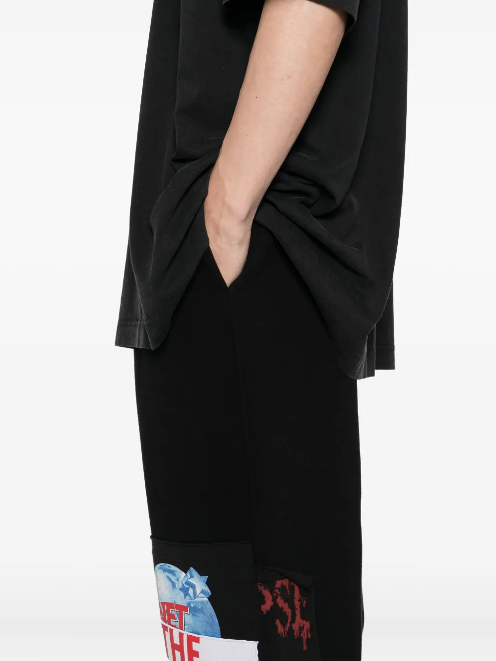 VETEMENTS graphic-print trousers Zwart