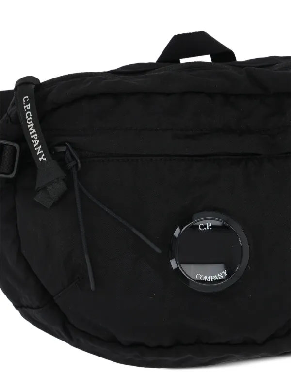 C.P. Company ロゴパッチ ショルダーバッグ | ブラック | FARFETCH JP
