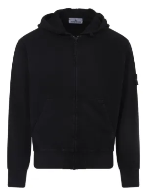 黒キャップ赤シャツにストーンアイランドロゴフーディパーカー STONE ISLAND(ストーンアイランド) パーカー・フーディ(メンズ
