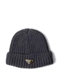 Prada triangle-logo ribbed beanie - Grey