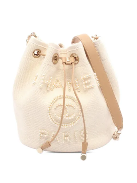 CHANEL Pre-Owned شنطة باكيت كانفا 'دوفيل بيرل' برباط 2019