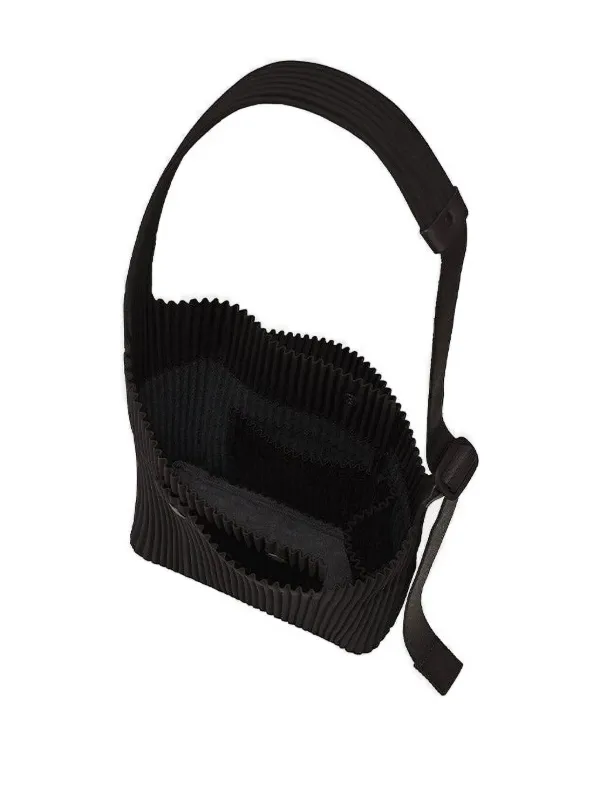 Homme Plissé Issey Miyake　Pleated Tote Homme Plissé Issey Miyake Oversized Pleated Tote in Black