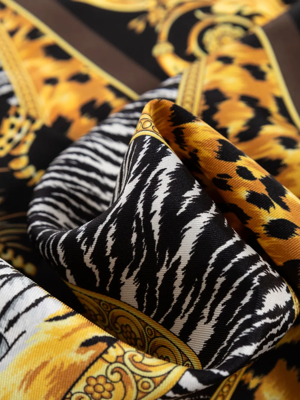 Versace tiger-print silk scarf Bruin