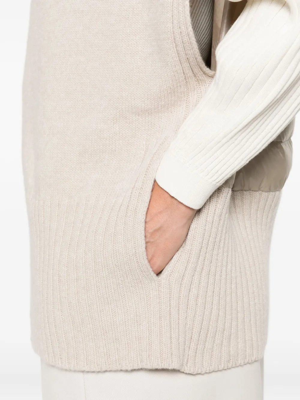 Herno Mouwloze spencer met rits Beige