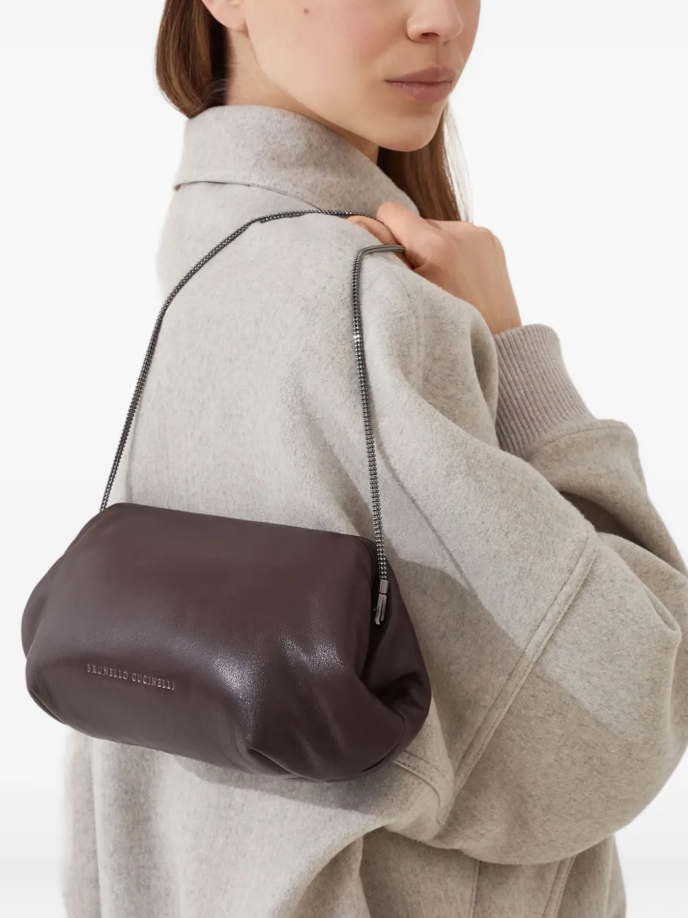 Brunello Cucinelli Leren clutch met kettinghengsel Bruin