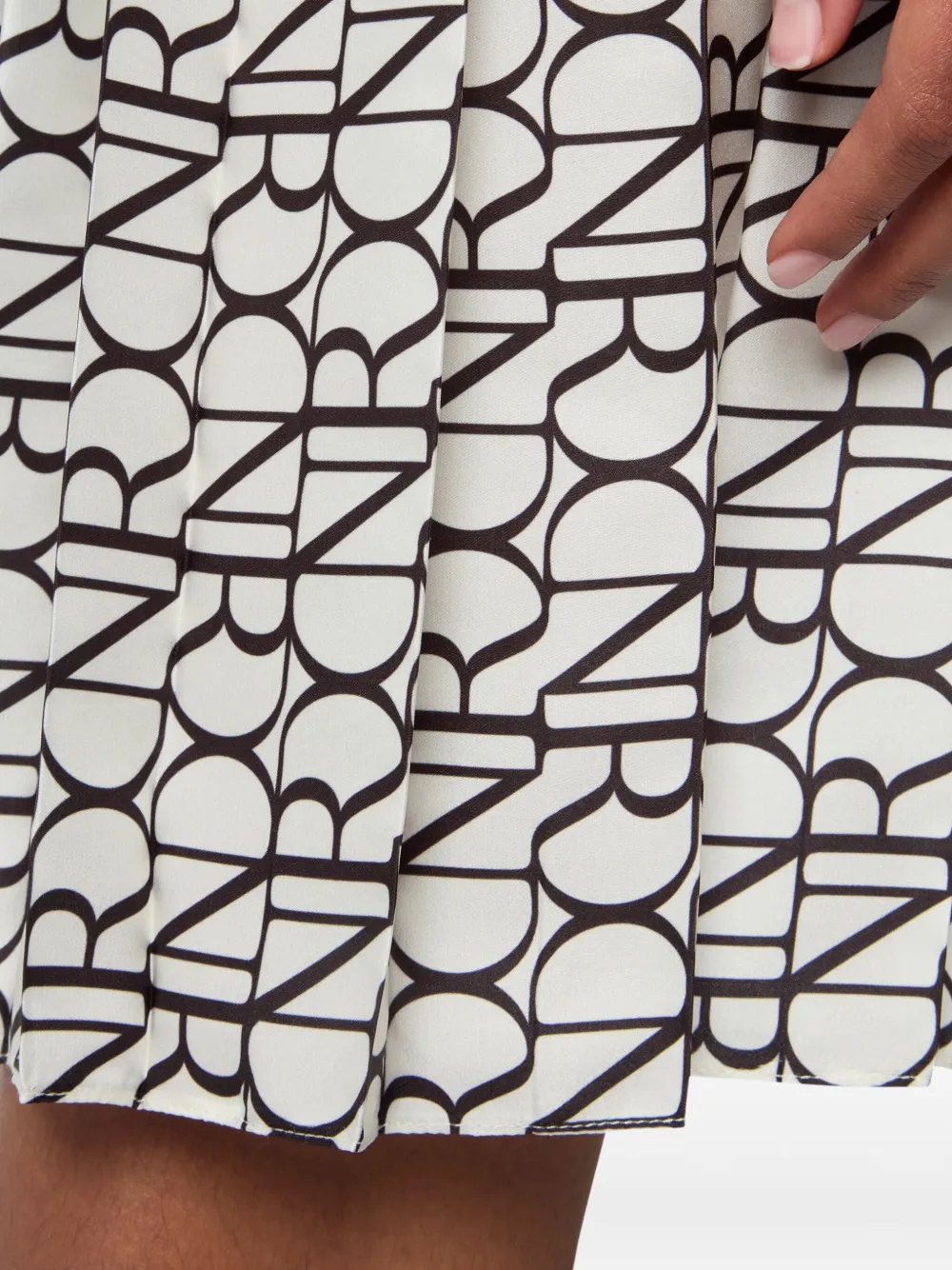 Nina Ricci Plooirok met monogram Wit