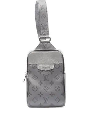 LOUIS VUITTONのグレー金属ハンガー Louis Vuitton Taiga Gunmetal Grey Silver Monogram Logo Pocket