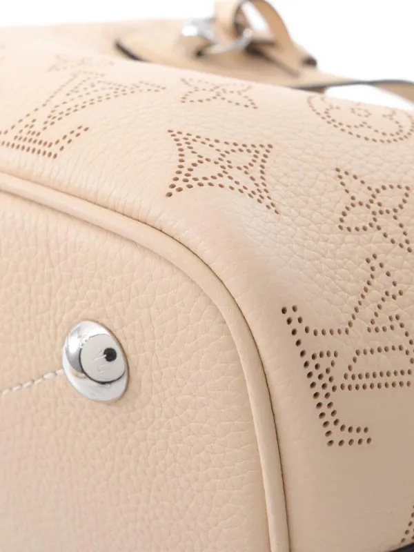 Louis Vuitton ベージュ レザー ショルダーバッグ LOUIS VUITTON New Wave Chain MM Calfskin Leather Shoulder Bag Taupe