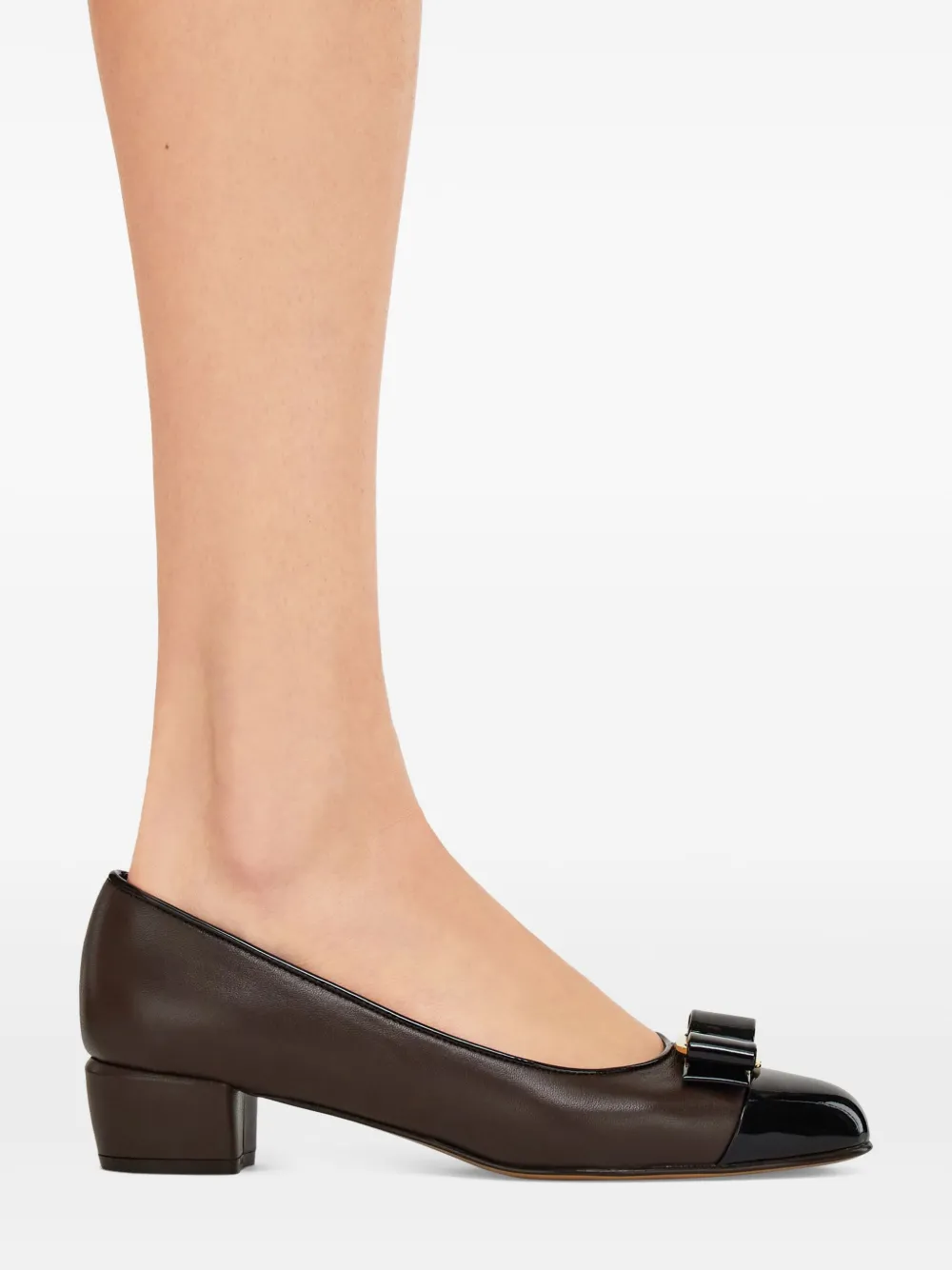 Ferragamo 30 mm pumps met strik Bruin