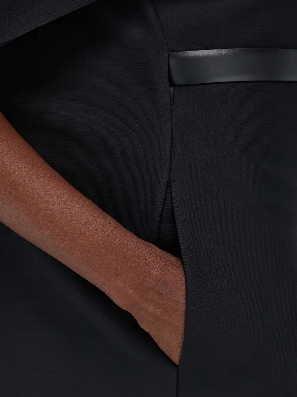 Ferragamo Midi-jurk met sjaalkraag en ceintuur Zwart