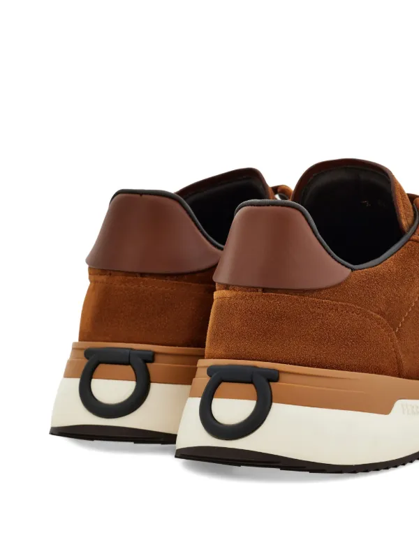 フェラガモ ブラウン スエード レザー スニーカー Ferragamo スエード スニーカー | ブラウン | FARFETCH JP
