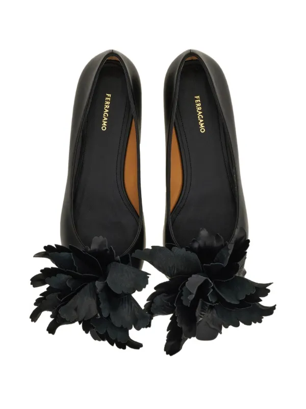 Ferragamo 黒 ポインテッドトゥシューズ　フラットシューズ Ferragamo フローラル フラットシューズ | ブラック | FARFETCH JP