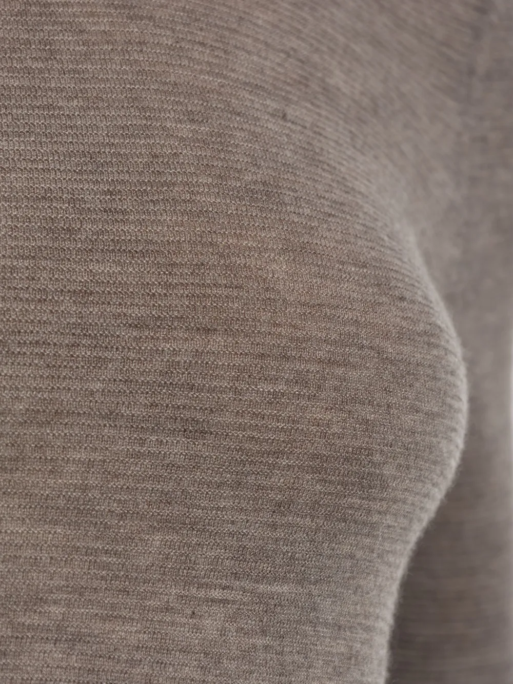 Lisa Yang Carolyn top met col en lange mouwen Beige