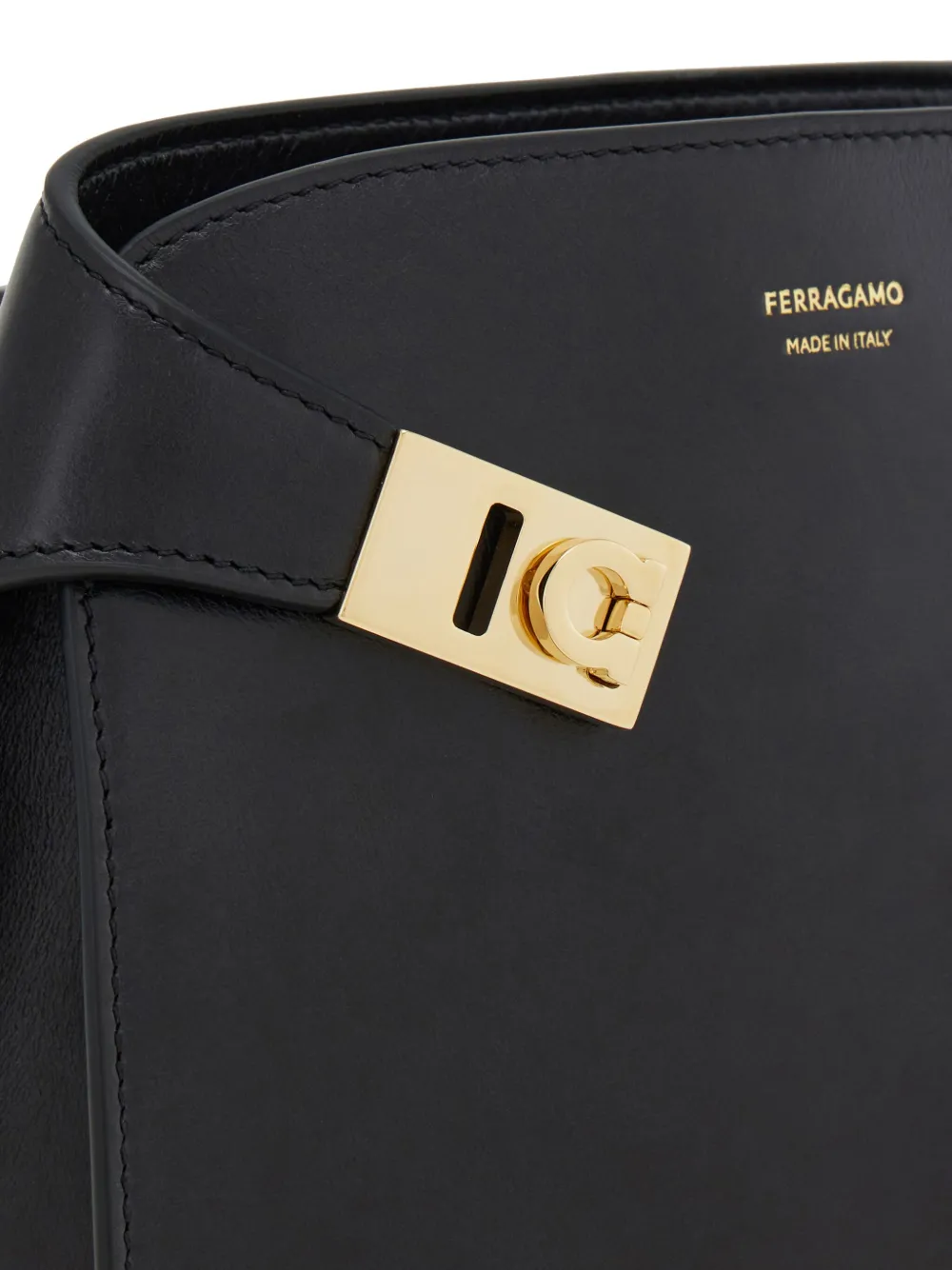 Ferragamo Hug kleine heuptas met gesp Zwart