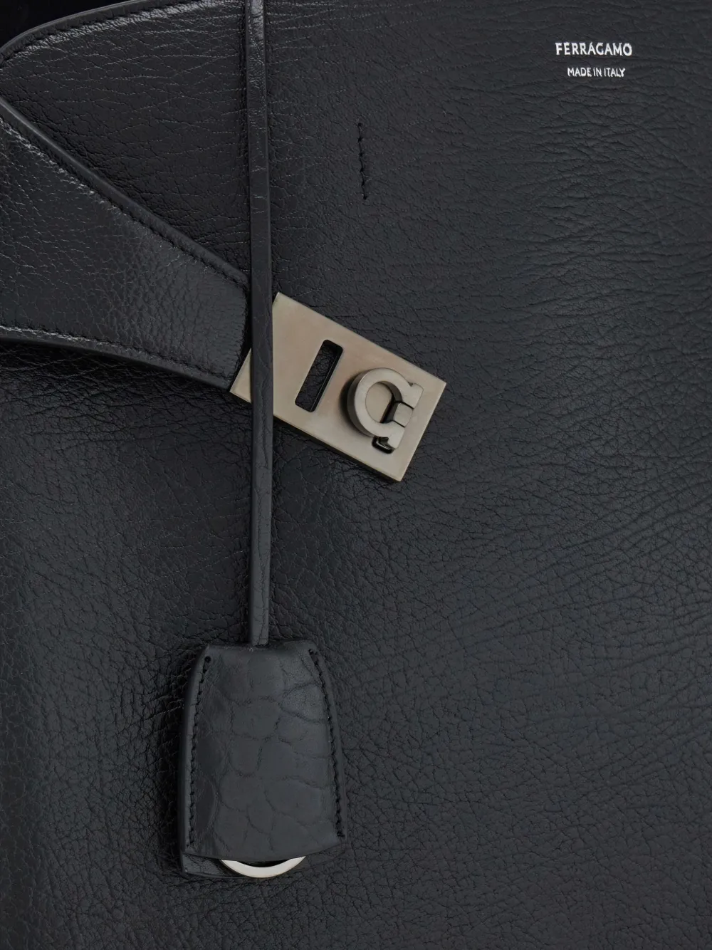 Ferragamo Hug Gancini -buckle calfskin tote bag Zwart
