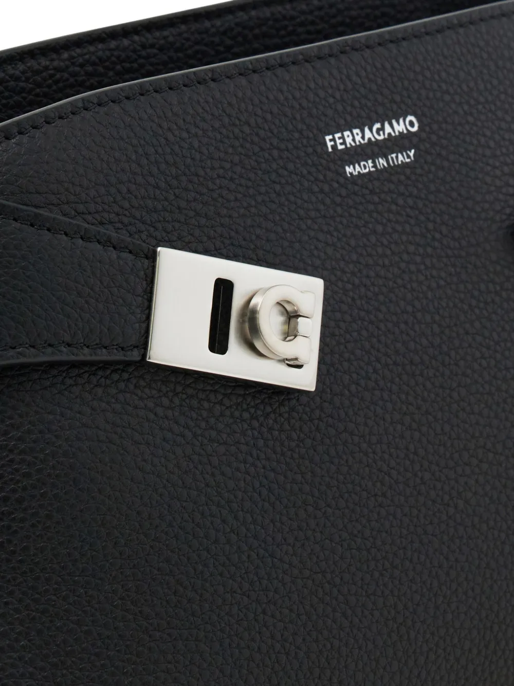 Ferragamo bridge-closure belt bag Zwart